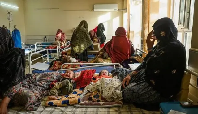 کودکان به همراه مادران شان در یک شفاخانه محلی در غزنی