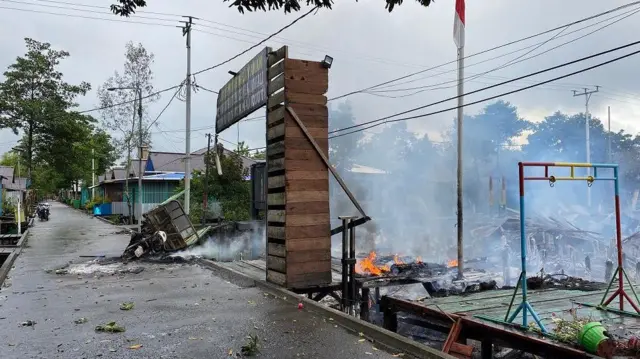 Api menyebar cepat hingga terdengar bunyi dentuman disusul getaran kuat. Pastor Vesto yang tiba belakangan di pos, gara-gara terhalang massa, bahkan bilang getaran itu sangat terasa.