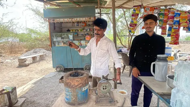 રાજ અભ્યાસ સાથે તેના પિતાને ચા ની લારી પર મદદ પણ કરતો હતો.
