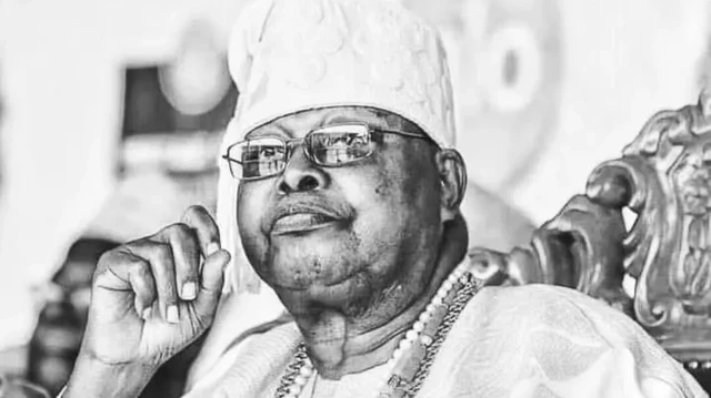 Oba Sikiru Adetona ni aafin rẹ