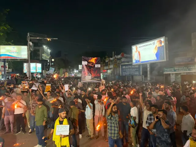 शाम के वक्त प्रदर्शनकारी बड़ी संख्या में इकट्ठे हो रहे हैं 