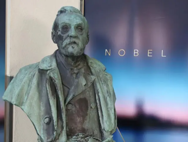 अल्फ्रेड नोबेलको अर्धकदको मुर्ति