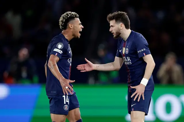 Paris Saint-Germain'den Khvicha Kvaratskhelia, 28 Nisan 2026'da Paris'teki Parc des Princes'te Paris Saint-Germain ile Bayern Münih arasında oynanan UEFA Şampiyonlar Ligi maçında 1-1'lik beraberliği takım arkadaşı Desire Doue ile birlikte kutluyor.