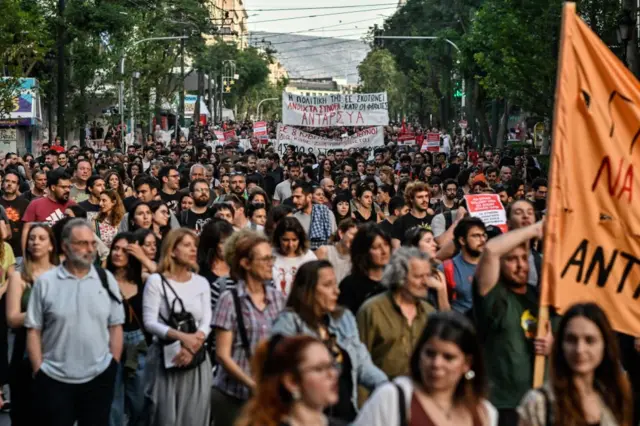 Тысячи людей на демонстрации против политики ЕС и греческого правительства после смертоносного кораблекрушения