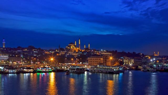 Panorámica nocturna de Estambul