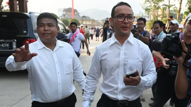 အာရက္ခတပ်တော် (အေအေ) စစ်ဦးစီးချုပ် ဗိုလ်ချုပ်ထွန်းမြတ်နိုင် (ယာ) နဲ့ ဒုစစ်ဦးစီးချုပ် ‌‌ဒေါက်တာညိုထွန်းအောင် (၀ဲ)