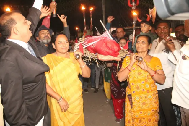 બહેનો અર્થીને કાંધ આપી