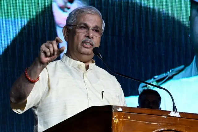 கேரள மாநிலத்தின் ஆளுநராக உள்ள ராஜேந்திர விஸ்வநாத் அர்லேகர் தமிழ்நாட்டின் பொறுப்பு ஆளுநராக நியமிக்கப்பட்டிருக்கிறார்