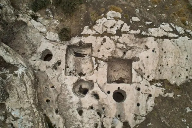 في عام 2021، عثر باحثون على مجمع لصناعة النبيذ عمره 2700 عام في دهوك بالعراق يعود تاريخه إلى عصر الملوك الآشوريين قبل 2700 عام 