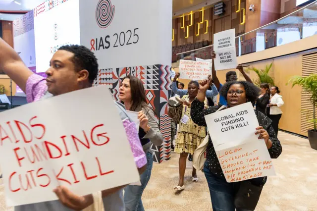 Mu nama mpuzamahanga kuri siyanse ya virusi ya HIV yabere mu Rwanda muri Nyakanga(5) uyu mwaka bamwe binubiye igabanuka ry'inkunga yo kurwanya SIDA ku isi