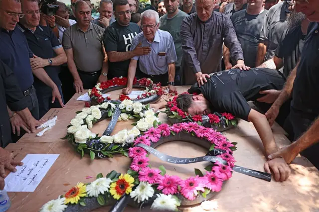 নিহত চার আরব নারী-শিশুর কফিনের ওপরে কান্নায় ভেঙ্গে পড়ছেন স্বজনরা