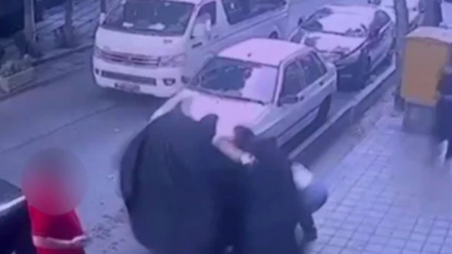 Awọn ọlọpaa Sharia n fi tipa gbe obinrin kan sinu mọtọ