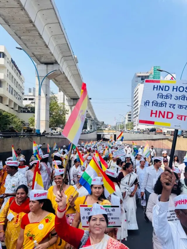 जैन बांधवाच्या मोर्च्यात सहभागी झालेल्या महिला