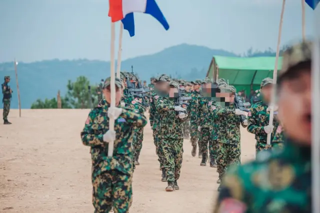 CDF ဟားခါးတပ်ဖွဲ့ဝင်တွေ (ပုံဟောင်း)