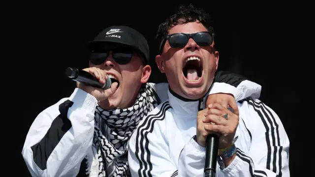 Лиам Ог О'Ханни (на фото слева) и Нийше О'Кареллан во время выступления в Гластонбери