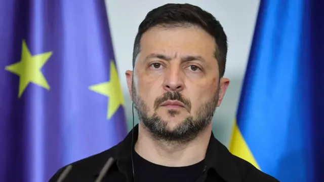 Prezydent Ukrainy Wołodymyr Zełenski słucha przemówienia kanclerza Niemiec Friedricha Merza (niepokazanego na zdjęciu) podczas wspólnej konferencji prasowej
