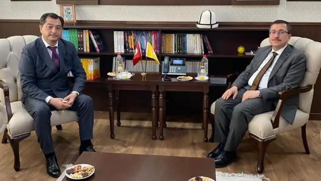 Кыргыз эл биримдиги коомдук бирикмесинин башчысы Аманбай Өмүрзаков менен Инөнү университетинин Тургут Озал медициналык борборунун атактуу дарыгери Сезай Йылмас