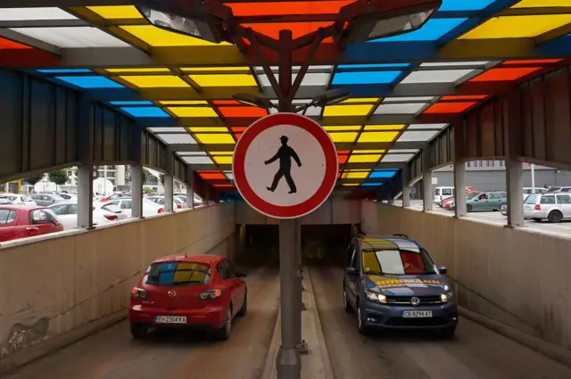 مدخل مرآب وبه سيارات