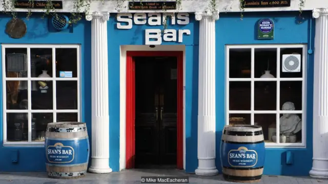 Imagem mostra fachada do Sean's Bar, na Irlanda