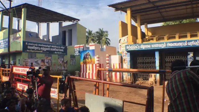 வெறிச்சோடிய அலங்காநல்லூர் வாடிவாசல்