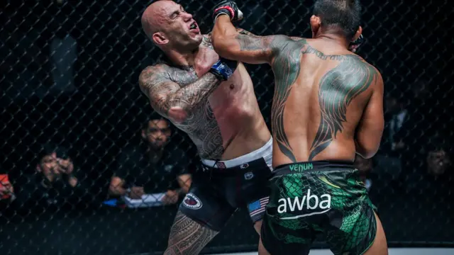 အောင်လအန်ဆန်ရဲ့ လက်သီး တစ်ချက်