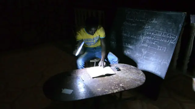 Un étudiant qui étudie dans le noir (image d'archive)