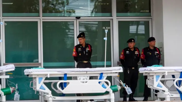 Policías en un hospital