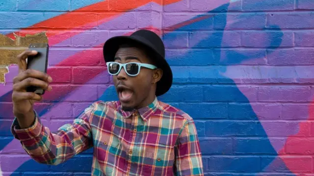 Хлопець робить селфі