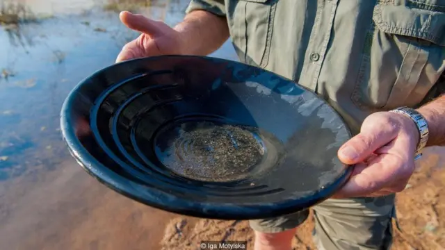 सोना ढूंढता शख़्स