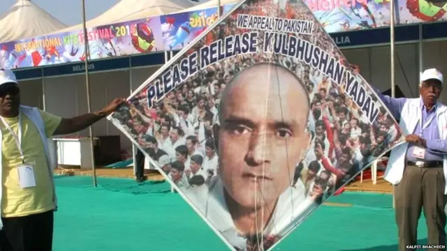 पाकिस्तानच्या कैदेत असलेले कुलभूषण जाधव यांच्या सुटकेची मागणी करणारा पतंग या महोत्सवात सर्वांचे लक्ष वेधून घेत होता.
