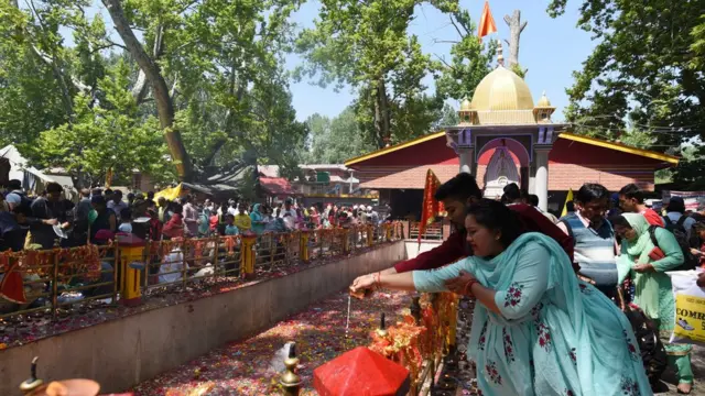 শ্রীনগরের কাছে গান্ডেরবালে ক্ষীর ভবানী মন্দিরে হিন্দুদের উৎসব। জুন, ২০১৯