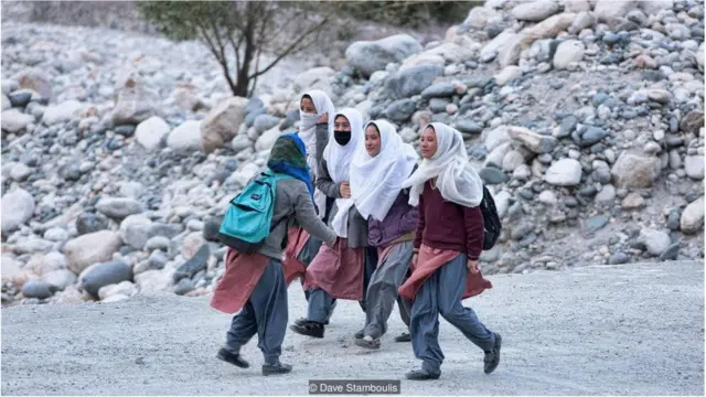 తుర్‌తుక్ గ్రామానికి చెందిన విద్యార్థినులు