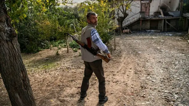 Вооруженный житель деревни