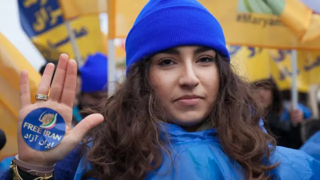 Fransa'da mevcut İran yönetimine karşı düzenlenen bir protestodan