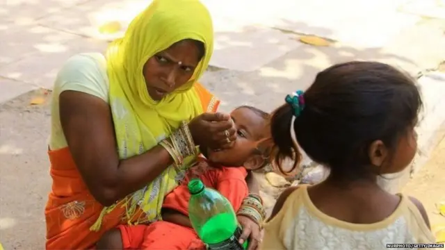 મજૂર મહિલા બાળકો સાથે