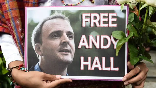 ป้ายเรียกร้องปล่อยตัวนายอานดี้ ฮอลล์