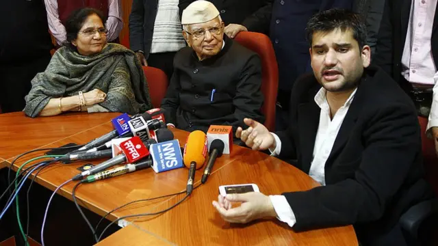 తల్లిదండ్రులు ఉజ్వల, తివారీలతో రోహిత్ శేఖర్