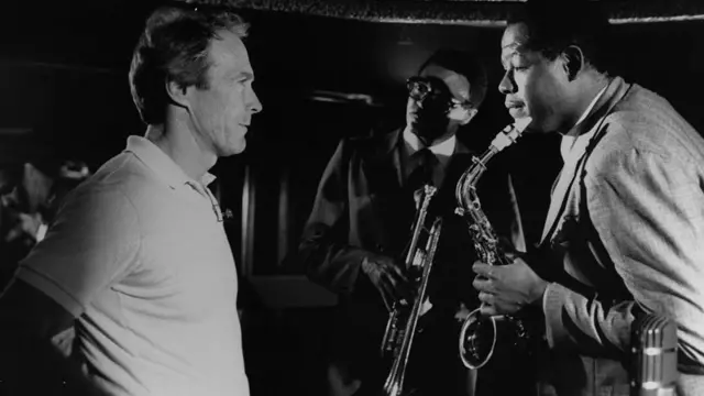 Режиссер Клинт Иствуд и исполнитель роли Чарли Паркера Форест Уитейкер на съемках фильма "Птаха"