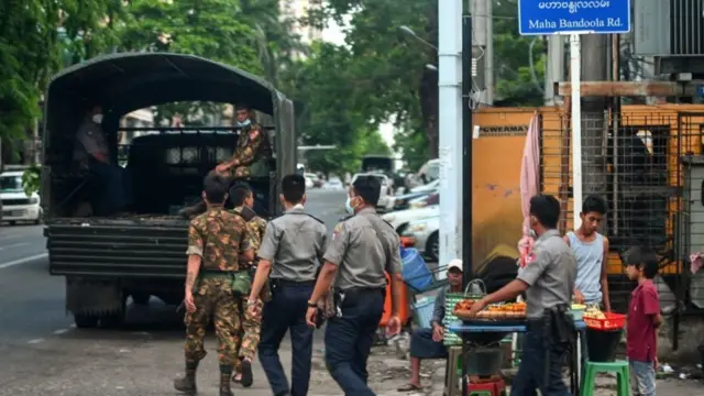 ကားနဲ့လှည့်လည်သွားလာစစ်ဆေးမှုတွေနေ့စဉ်ပြုလုပ်နေ