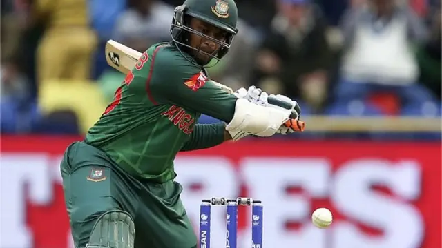 ১১৪ রানের অনবদ্য ব্যাটিংয়ের সময় সাকিব আল হাসানের একটি বল পেটানোর দৃশ্য