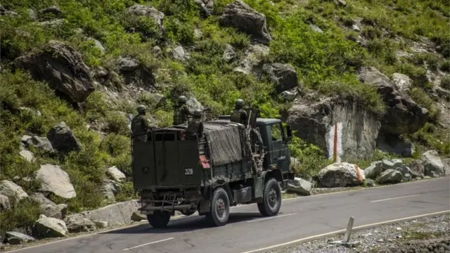 लेह की ओर जाता भारतीय सेना का वाहन