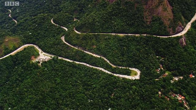 Carretera sinuosa en montaña
