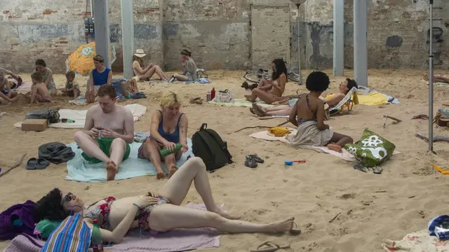 شرکت کنندگان اینستالیشن لیتوانی، روی شنهای ساحل مصوعی