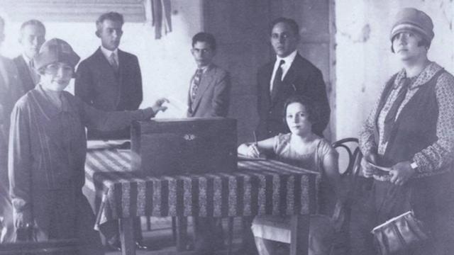 Foto de autor desconhecido, do acervo da Prefeitura de Mossoró, mostra Celina votando em 1928