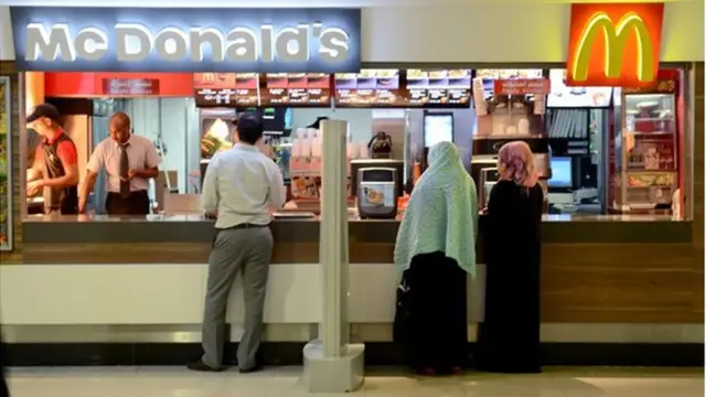 রেস্টুরেন্টে নারী-পুরুষকে বসতে হয় আলাদা স্থানে