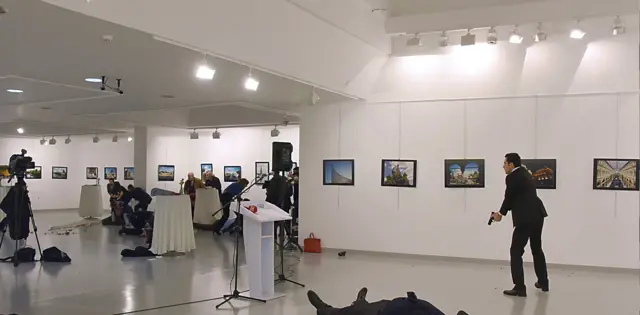 Зал выставки сразу после убийства посла