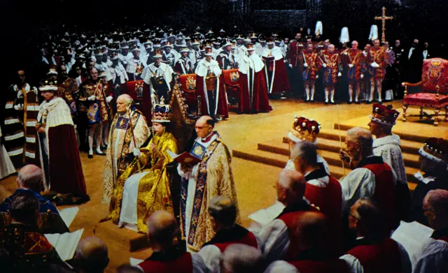 Bà Elizabeth đăng quang tại Tu viện Westminster vào ngày 2 tháng 6 năm 1953, ở tuổi 27, trước một lượng khán giả truyền hình kỷ lục lúc bấy giờ, ước tính hơn 20 triệu người.