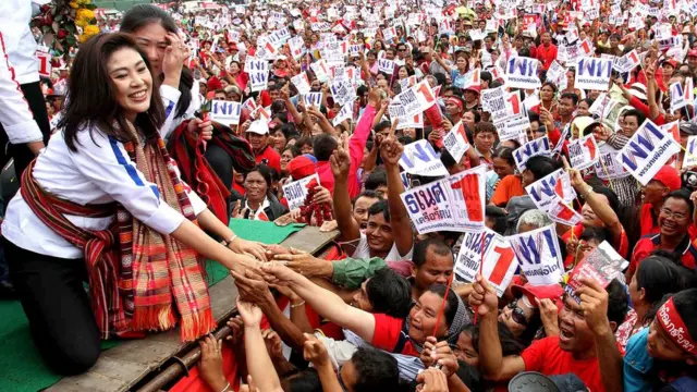 น.ส.ยิ่งลักษณ์ ชินวัตร ระหว่างหาเสียงเลือกตั้งปี 2554 ที่ จ.อุบลราชธานี