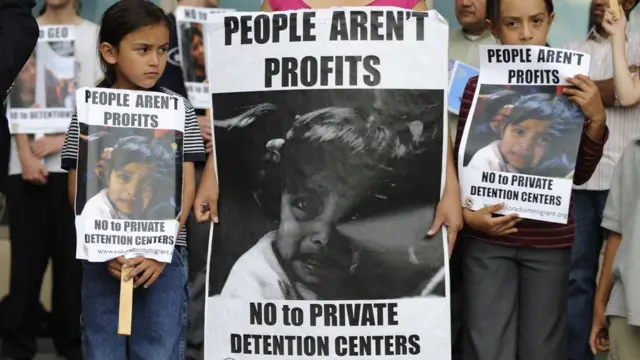 La gestión privada de centros de detención de inmigrantes en Estados Unidos no es nueva. Tampoco las protestas en su contra, como esta de 2008.