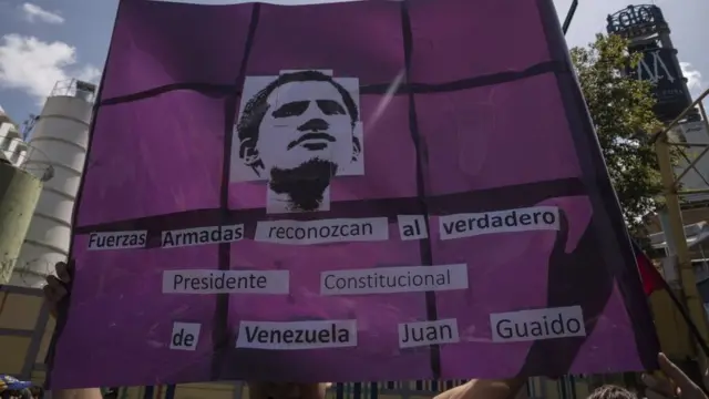 Cartel de simpatizantes de Juan Guaidó que dice "Fuerzas Armadas, reconozcan al presidente constitucional de Venezuela".